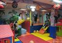 Наемане за 2 часа на детска зала, оборудвана със светлини, музика и играчки, от Парти-клуб Слънчо