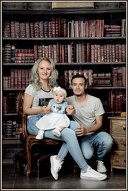 Семейна фотосесия в студио със 160 - 180 кадъра + фотокнига с 10 страници и 30 обработени кадъра