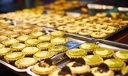 Парти сет Наслада със 100 броя сладки коктейлни хапки, разпределени в 4 плата с 49% отстъпка от Кулинарна Работилница Деличи