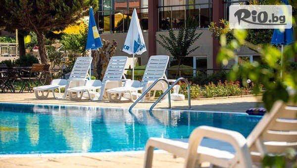 Лятна почивка в Созопол! Нощувка със закуска + басейн, чадър и шезлонг + Безплатно за дете до 11.99 г., от Хотел Съни 4* на 50 м. от плаж Харманите