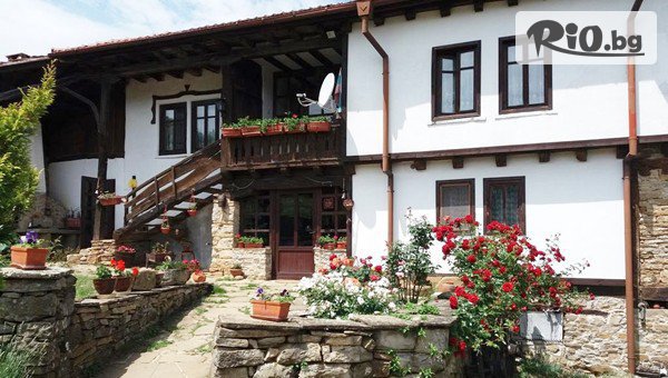 Почивка в Габровския Балкан до края на Септември! Нощувка със закуска и кана вино за до 13 човека в къща с механа и камина, от Балканджийска къща, с. Живко