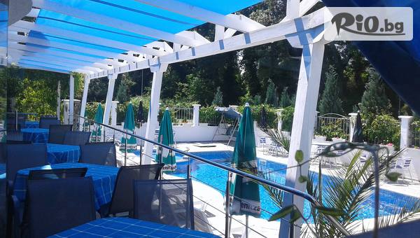 Цяло лято на море в Лозенец! Нощувка със закуска + басейн, чадър и шезлонг, от Семеен хотел Ариана