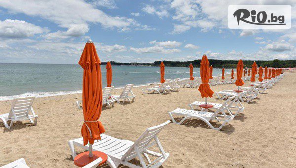 Почивка на 150 метра от плажа в Приморско от 8 до 21 Юни и от 7 до 13 Септември! All Inclusive нощувка + басейни, 2 шезлонга и чадър на плажа + паркинг, от Хотел Магнолиите