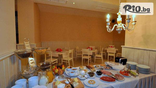 Лятна почивка в Банско! Нощувка със закуска и вечеря или на база All Inclusive Light + СПА, вътрешен и външен басейн, от Хотел Мария-Антоанета Резидънс 4*