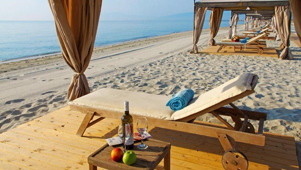 Великден в Паралия Катерини! 3 нощувки, закуски, вечери, Традиционен великденски брънч с DJ в Mediterranean Village Hotel &Spa 5* + чадър и шезлонг на плажа, басейн, СПА от Солвекс