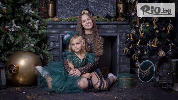 Коледна фотосесия до 5 човека с всички кадри и избор до 6 декора, предоставено от Monkey Photo Studio