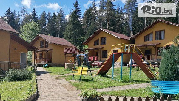 Почивка край яз. Батак до 1 Ноември! Нощувка в самостоятелна вила с капацитет до 7 човека + двор с барбекю + сезонен басейн, от Вилно селище Уют, Цигов чарк