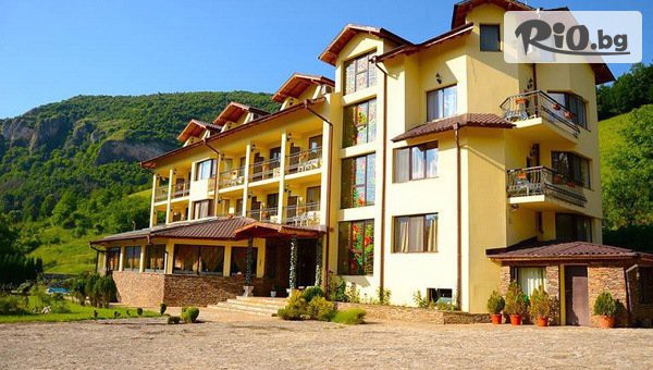 Празнувай Нова година в Рибарица! 3 нощувки със закуски, обеди и вечери с напитки, едната Празнична, от Семеен хотел Вежен