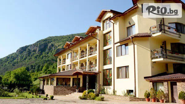 Почивка в Рибарица до 31 Октомври! 2, 3 или 5 нощувки със закуски, обеди и вечери + външен отопляем басейн и джакузи, от Семеен хотел Вежен
