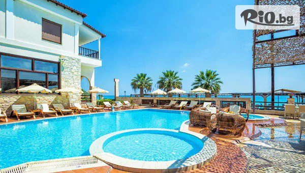 Лятна почивка на първа линия в Xenios Possidi Paradise 4*, Касандра, Халкидики! 5 нощувки със закуски и вечери + басейн, шезлонги и чадъри на плажа до 2 Октомври