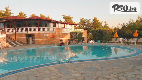 Лято в Касандра, Халкидики на метри от плажа! 7 нощувки със зауски и вечери + басейн, шезлонг и чадър в Kassandra Bay Village 3* + автобусен транспорт