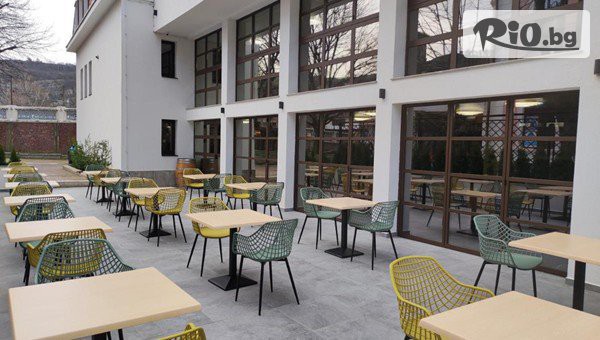 Коледа в Ловеч с гледка към реката и вкусна храна! 2, 3 или 4 нощувки за до четирима със закуски + Бонус обеди и вечери, едната Празнична, от Семеен хотел Покрит Мост