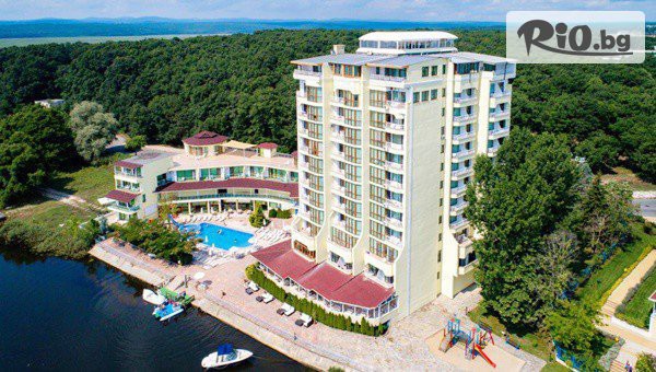 Почивка в Приморско до 30 Септември! All Inclusive нощувка + външен басейн, чадъри и шезлонги и Безплатно за дете до 11.99 г., от Хотел Перла Сън Парк 4* на 15 м. от Южния плаж