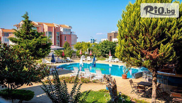 Почивка в Созопол на 50 метра от плажа до края на Октомври! All inclusive нощувка + открит басейн с детска секция, чадър, шезлонг, от Хотел Съни 4*