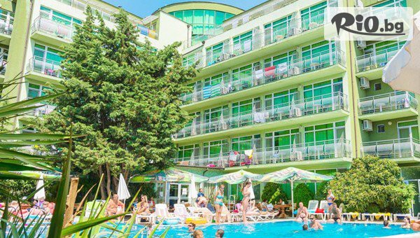 Морска почивка в Слънчев бряг! 7 нощувки с възможност за закуски + басейн с чадър и шезлонг, от Хотел Бумеранг
