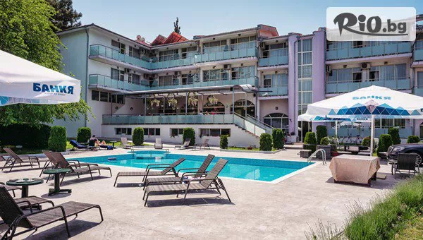 Лятна почивка в Хотел Марая на 150 метра от плажа в Царево! Нощувка, закуска и възможност за вечеря + басейн с детска секция, шезлонг, чадър