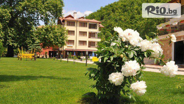 Почивка в Огняново до края на Октомври! Нощувка със закуска + минерални басейни и релакс център, от Семеен Хотел Делта