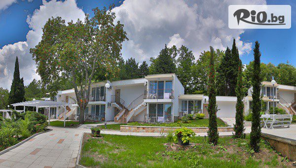 Лятна семейна почивка в Албена! All Inclusive нощувка за до петима + басейни, лек обяд + 2 шезлонга и чадър на плажа, от Вили Ралица Акваклуб 4*