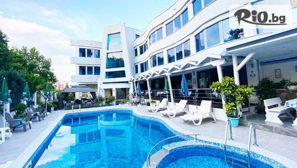 Изгодна почивка в Лозенец до 15 Септември! Нощувка за до четирима + басейн, чадър и шезлонг и паркинг, от Семеен хотел Ариана на 350 метра от плажа