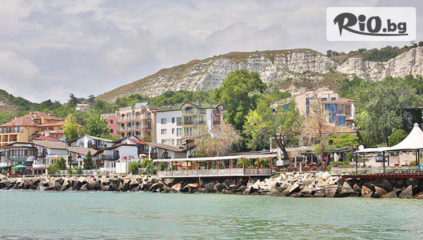 Почивка на първа линия в Балчик до 22 Декември! Нощувка със закуска и вечеря + джакузи, парна баня и сауна, от Хотел-ресторант Бяла къща