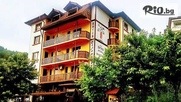 Зимна почивка в село Баните от 3 Януари до 31 Март! 3, 4 или 5 нощувки със закуски и вечери + лечебни вани с мин. вода, джакузи и вътрешен басейн, от Семеен еко хотел Бялата къща