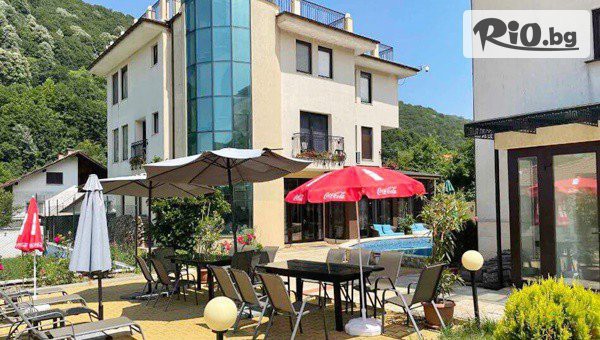 Прохладна почивка в Рибарица до края на Ноември! Нощувка със закуска и възможност за обяд и вечеря + билярд и паркинг, от Семеен хотел Зорница