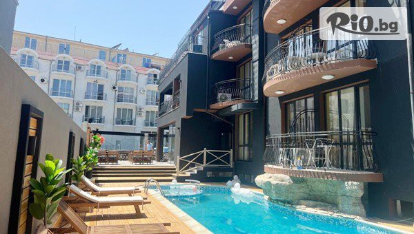 На море в Несебър на 200 метра от плаж Аурелия до края на лятото! Нощувка със закуска за двама + басейн, шезлонг и паркинг, от Adeti Residence
