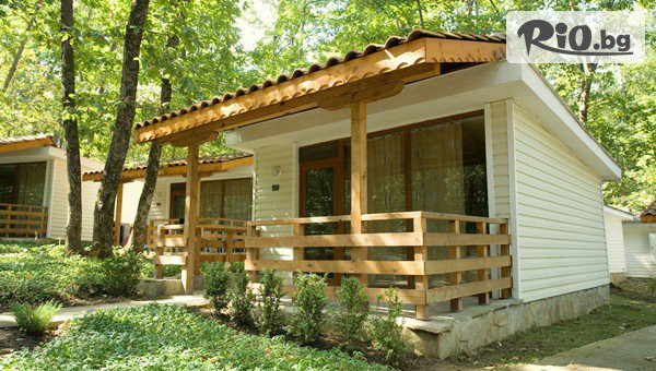 LAST MINUTE почивка на 250м. от брега на морето в Приморско през цялото лято! All Inclusive нощувка за до четирима + басейни, от Вили Холидей