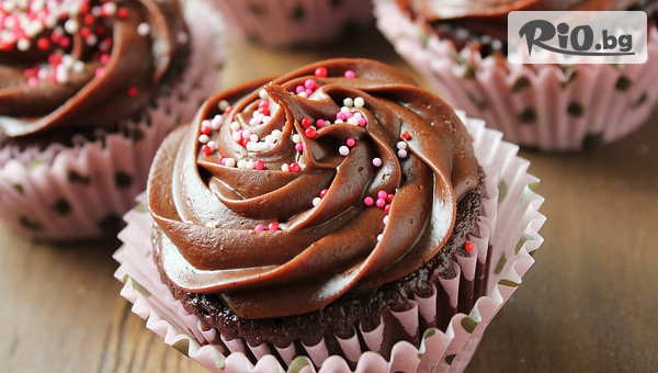 Сет Модерен рожден ден със 150 броя солени и сладки хапки микс в 5 плата с 59% отстъпка, предоставено от Кулинарна Работилница Деличи