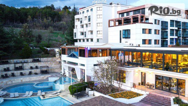 Уикенд в Сандански! Нощувка със закуска и вечеря за до четирима + външни и вътрешни минерални басейни и СПА пакет + Безплатно за деца до 11.99 г., от Хотел Медите СПА Резорт 5*