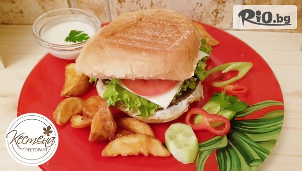 Вкусно хапване! Домашен телешки бургер с хрупкави картофки и млечен сос, от Ресторант Кестена