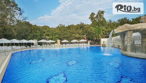 Почивка на 150 м. от плажа в Приморско от 7 до 13 Септември! All Inclusive нощувка за до четирима + басейни, 2 шезлонга и чадър на плажа, и паркинг, от Хотел Форест Бийч 4*