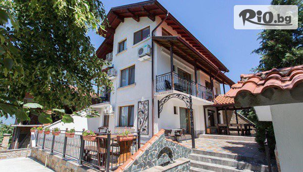 Празнувайте Нова година с компанията под Седемте рилски езера! Нощувка в къща с оборудвана градина, барбекю и трапезария с кухненски бокс за до 17 човека, от Къща за гости Перуника