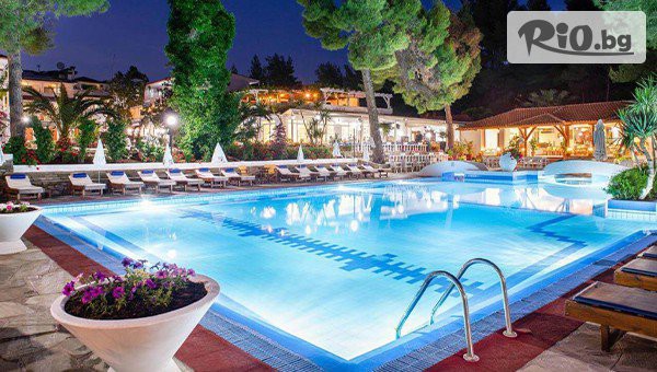 Лятна почивка на първа линия в Никити, Ситония! 7 нощувки със закуски и възможност за вечери в Porfi Beach Hotel + басейн, шезлонг и чадър на морския бряг + автобусен транспорт