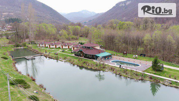 Почивка в Рибарица до 30 Октомври - важи за празници! Нощувка със закуска + външен басейн, спортен риболов и възможност за езда, от Комплекс Върбака