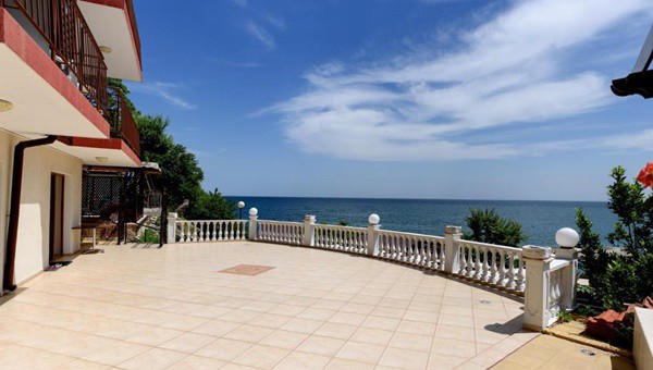 Есенна почивка в Несебър – с гледка към морето от 16 Септември до 31 Октомври! Нощувка за до четирима, от напълно обновения Семеен Хотел Янис Парадайс