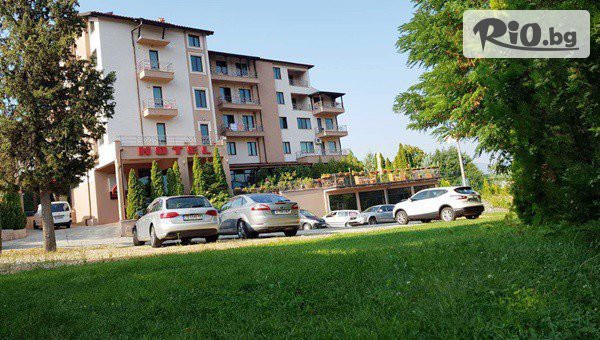 Коледа в Сандански! Нощувка със закуска и вечеря с Коледно парти + вътрешен топъл басейн и релакс зона, от Хотел Time out