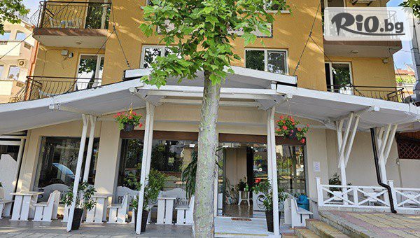 LAST MINUTE на метри от плажа Атлиман в Китен! Нощувка със закуска и вечеря за до четирима в изцяло реновирания Lotos Apartments