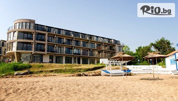 На първа линия в Черноморец до 30 Септември! Нощувка със закуска и вечеря с напитки + чадър и 2 шезлонга на плажа + Безплатно настаняване на дете до 7.99 г, от Лост Сити