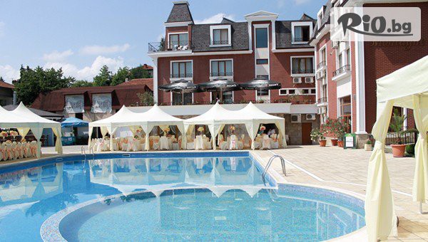 Почивка в Троян до края на Октомври! Нощувка със закуска и вечеря с напитки + вътрешен и външен басейн и релакс зона, от Хотел Шато Монтан