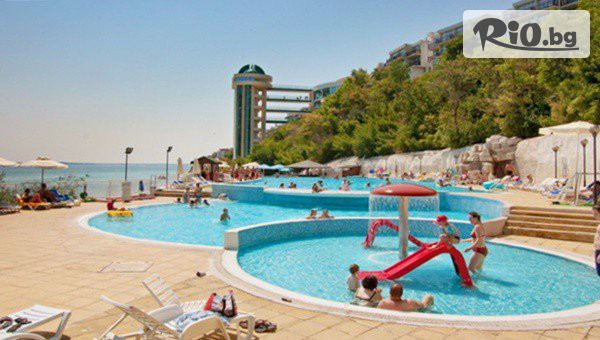 Луксозна Ultra All Inclusive почивка на първа линия в Свети Влас от 26 Август до 30 Септември! Ultra All Inclusive нощувка + басейн, шезлонг и чадър, от Парадайз Бийч Резиденс 5*