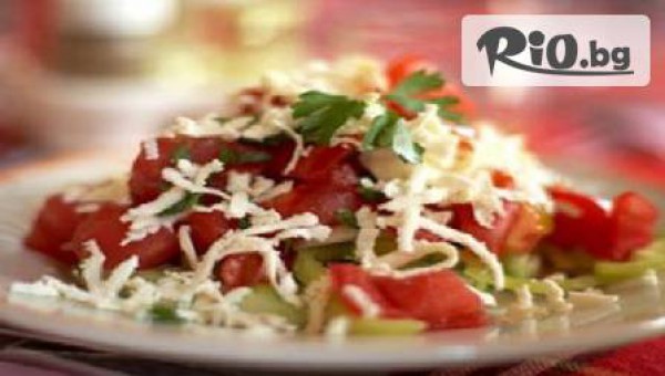 Вкусна традиция! Шопска салата с топла скара и картофки в Снек-Бар Летен Театър   само за 5,30 лв!