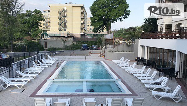 Подари си релакс! Цял ден ползване на 2 басейна и 4 джакузита с топла минерална вода в Хотел Иванчов хан, Св. Св. Константин и Елена