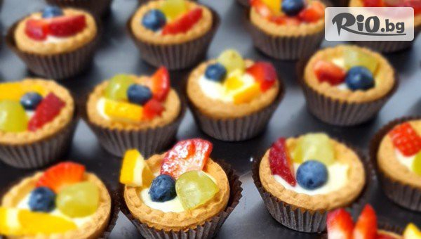 ВИП Пакет за до 20 гости! 8 плата с 240 броя солени и сладки парти хапки + 4 плата с топли хапки, сухи мезета и сирена, предоставено от Meri & Eri Catering