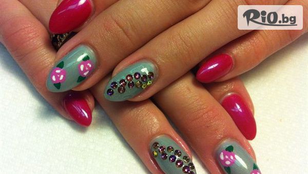 Класически Маникюр с гел лак и 2 декорации + безплатно сваляне на стар гел лак или Гел върху естествен нокът + 2 декорации, от Салон за красота Magic Style