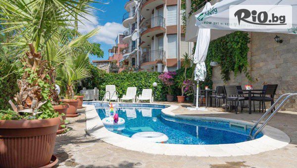 Късно лято в Свети Влас на 5 минути от плажа! Нощувка със закуска за до трима + басейн с чадър, шезлонг и паркинг, от Sea Vista Hotel