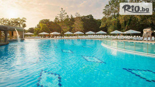 Почивка на 150 метра от плажа в Приморско от 25.08 до 6.09! All Inclusive нощувка за до четирима + 2 шезлонга и чадър на плажа, и паркинг от Хотел Форест Бийч 4*