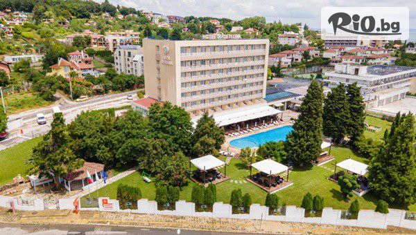 Почивка в Златни пясъци до края на Септември! Нощувка на база All Inclusive + басейн, шезлонг и чадър + Безплатно за дете до 12 г., от Хотел Детелина