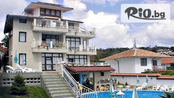 На море в Слънчев бряг! 2, 3 или 5 нощувки със закуски за двама от 70 лв. във Вила Лазур!