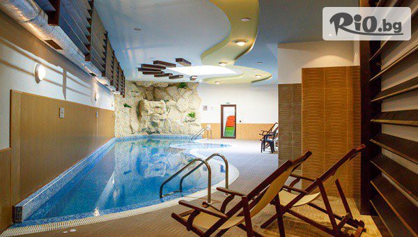 Last Minute Нова Година в Хотел Сънрайз Парк 4*, Банско! 2 нощувки със закуски и вечери, едната Новогодишна празнична + вътрешен басейн и СПА
